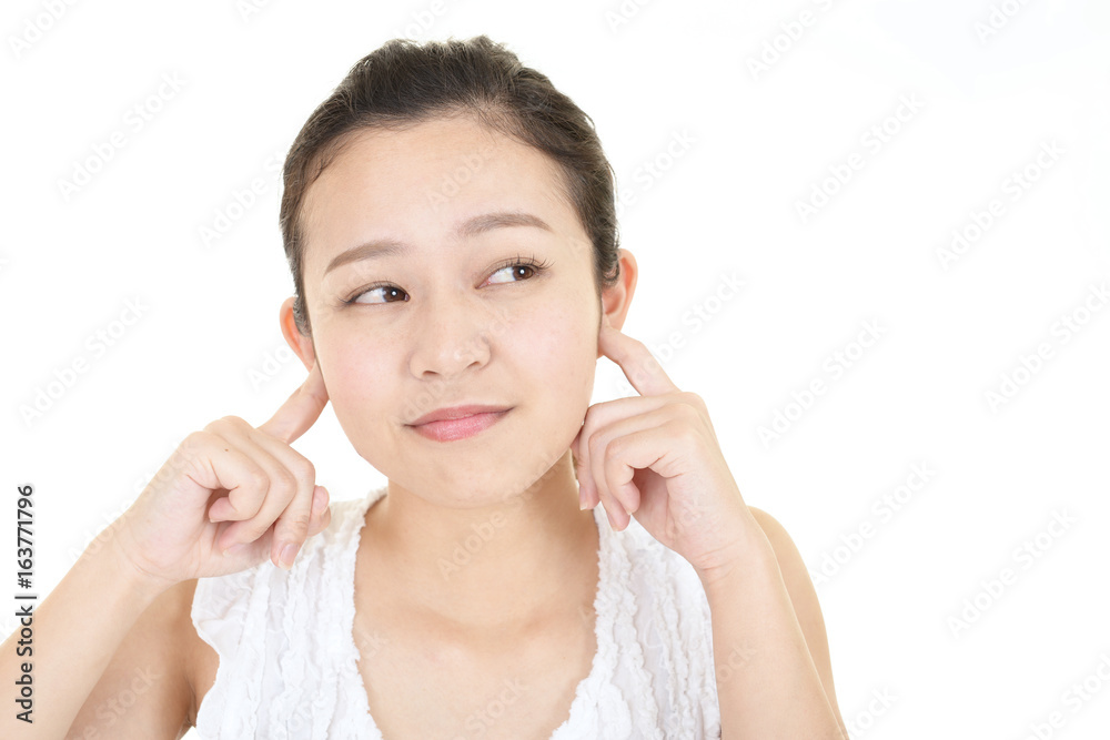 耳を抑える女性