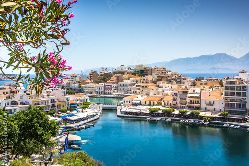 Miasto Agios Nikolaos i jezioro Voulismeni, Kreta, Grecja