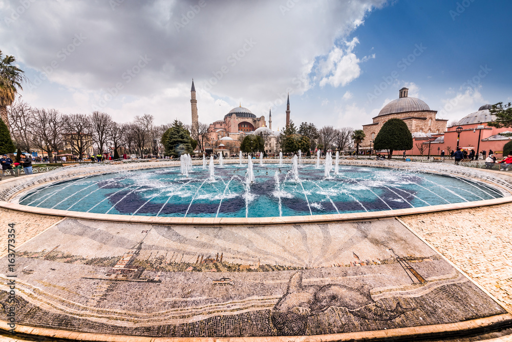 Naklejka premium Sultanahmet Park with view of Blue Mosque also called Sultan Ahmed Mosque or Sultan Ahmet Mosque with fountain in the foreground, Istanbul, Turkey.