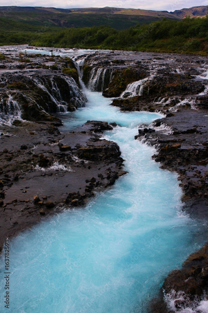Fototapeta premium La cascade Brúarfoss en Islande