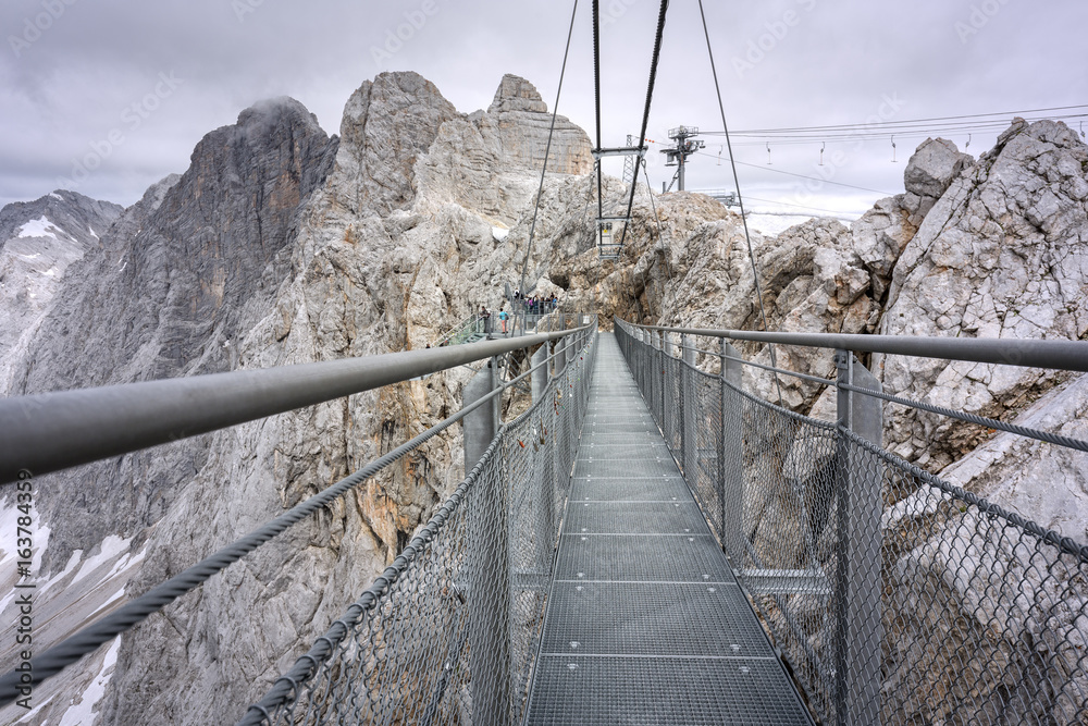 Obraz premium Hängebrücke auf dem Dachstein, Steiermark, Österreich