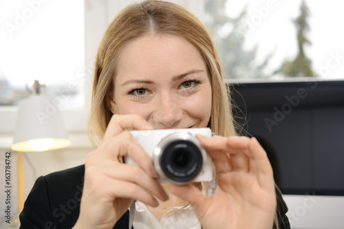 Frau mit Digitalkamera fotografiert 