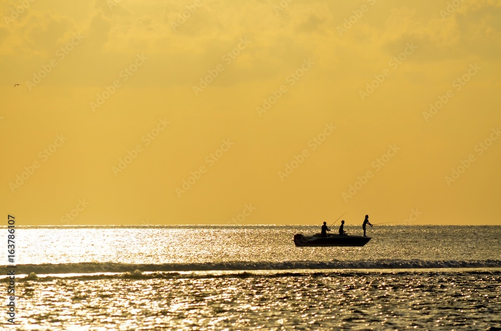coucher de soleil mer océan eau bateau pêcheur pêche  jaune silhouette 