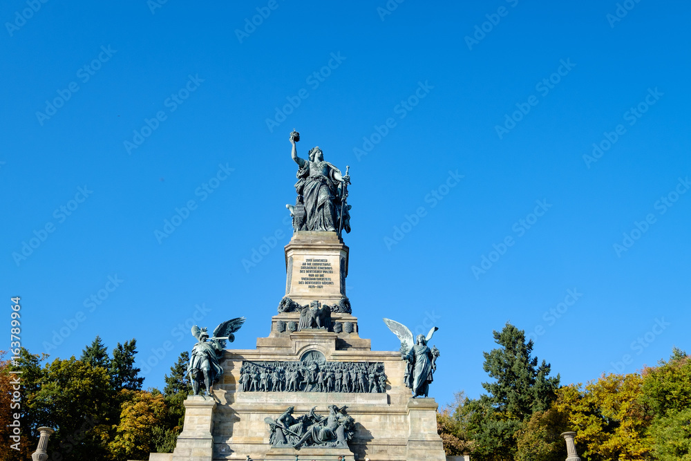 Die Germania bei Rüdesheim