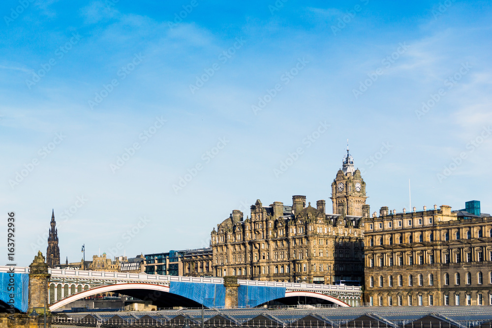 Fototapeta premium Street view of Historic Old Town Houses in Edinburgh, Scotland