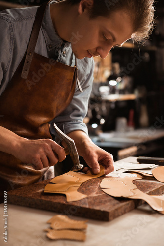 Bild auf Leinwand Close up of a shoemaker man working with leather