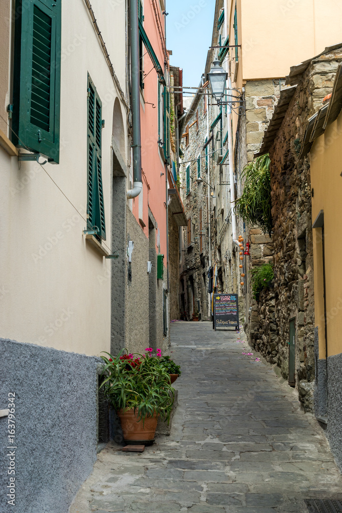 Enge Gasse in Corniglia, Cinque Terre, Liguria, Italien