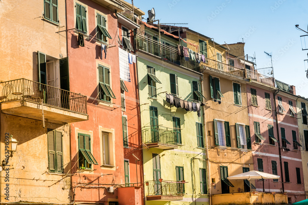 Farbenfrohe Fassaden der Häuser in Vernazza, Cinque Terre, Liguria, Italien Farbenfrohe Fassaden der Häuser in Vernazza, Cinque Terre, Liguria, Italien