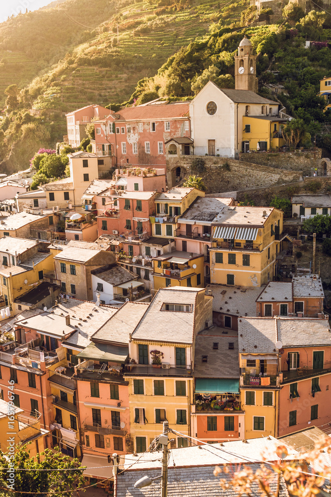 Farbenfrohe Fassaden der Häuser in Vernazza, Cinque Terre, Liguria, Italien