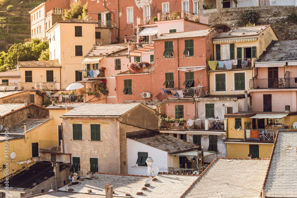 Fototapeta premium Nachmittagslicht an einem Sommertag in Vernazza, Cinque Terre, Liguria, Italien