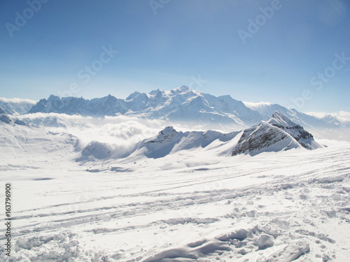 Montagne Flaine une belle journée à la neige. © clément