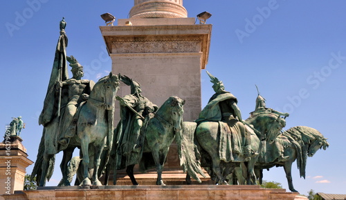 Reiterstatuen zu Füßen des Millenniumdenkmals auf dem Heldenplatz vor strahlend blauem Himmel photo