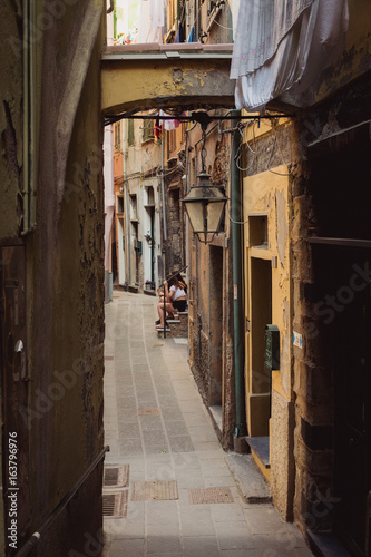 Fototapeta Naklejka Na Ścianę i Meble -  Gasse in Vernazza, Cinque Terre, Liguria, Italien