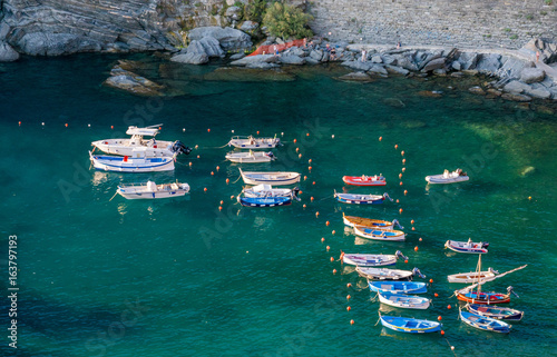 Schiffe und Boote im Hafen von Vernazza, Cinque Terre, Liguria, Italien