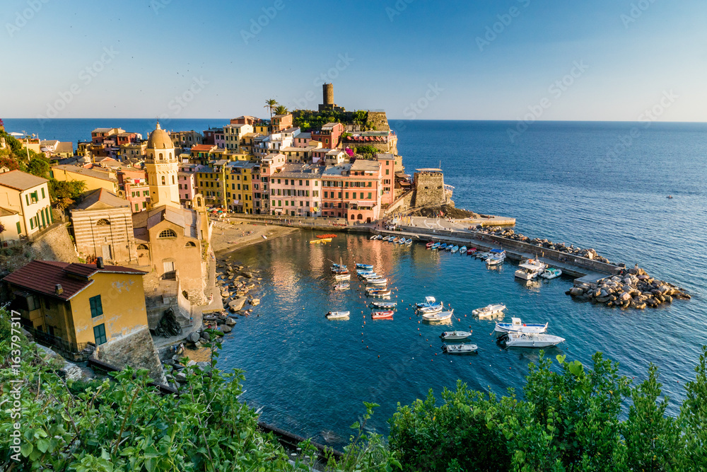 Fototapeta premium Sonnenuntergang in Vernazza, Cinque Terre, Liguria, Italien
