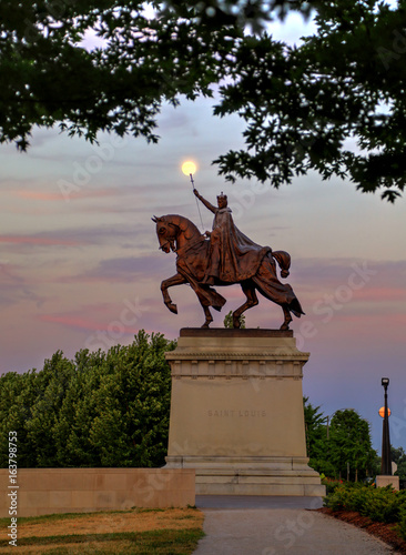 Obraz na płótnie The moon over the Apotheosis of St. Louis statue of King Louis IX of France, namesake of St. Louis, Missouri in Forest Park, St. Louis, Missouri. w salonie