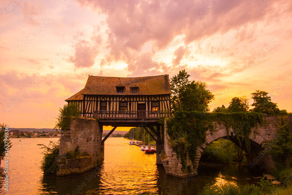 Fototapeta premium Coucher de soleil sur le moulin de Vernon