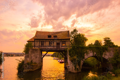 Coucher de soleil sur le moulin de Vernon photo