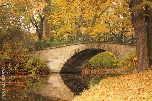 Alte Brücke im Herbst