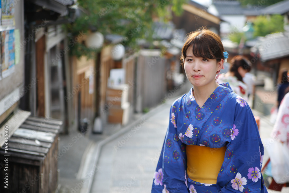 Fototapeta premium beautiful Japanese woman kimono in kyoto