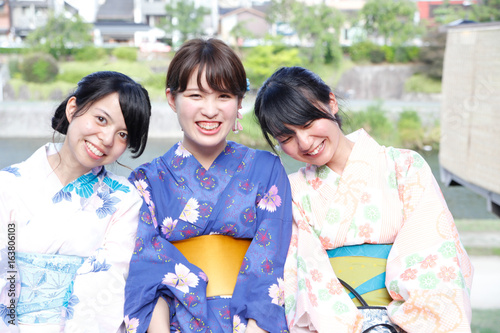 Wallpaper Mural japanese women kimono three people Torontodigital.ca