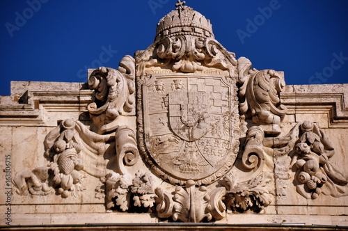 Wappen am Löwentor des Burgpalastes vor strahlend blauem Himmel photo