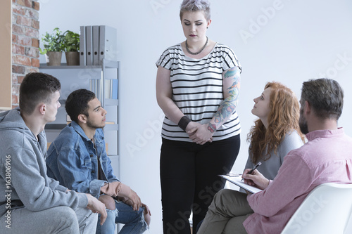 Canvastavla Girl confessing at group therapy