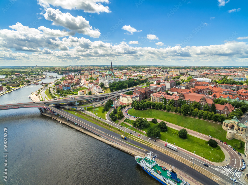 Szczecin z lotu ptaka - Bulwar Chrobrego. Krajobraz Szczecina z rzeką odrą i horyzontem.