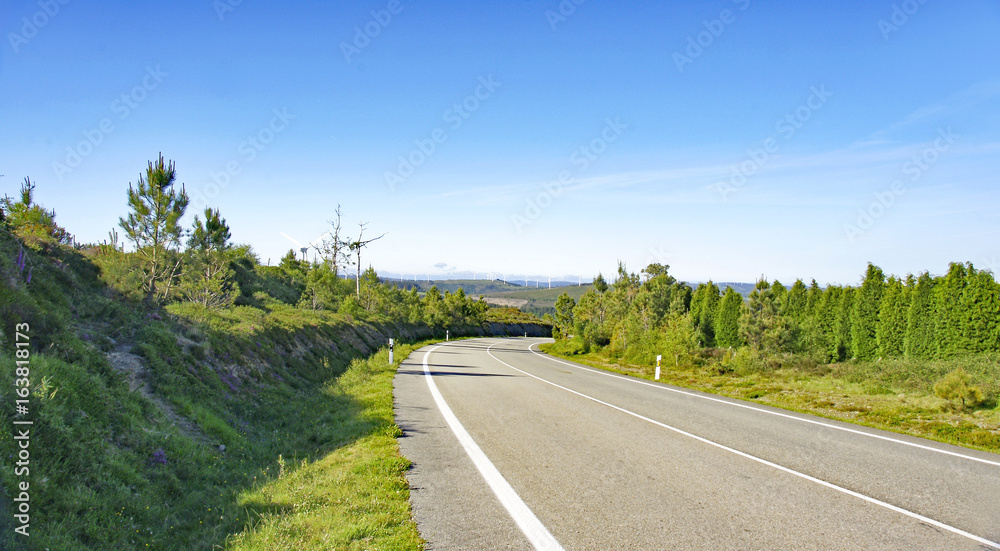 Carretera solitaria en un paisaje de Galicia, España