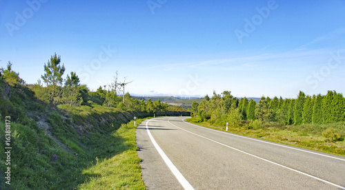Carretera solitaria en un paisaje de Galicia  Espa  a