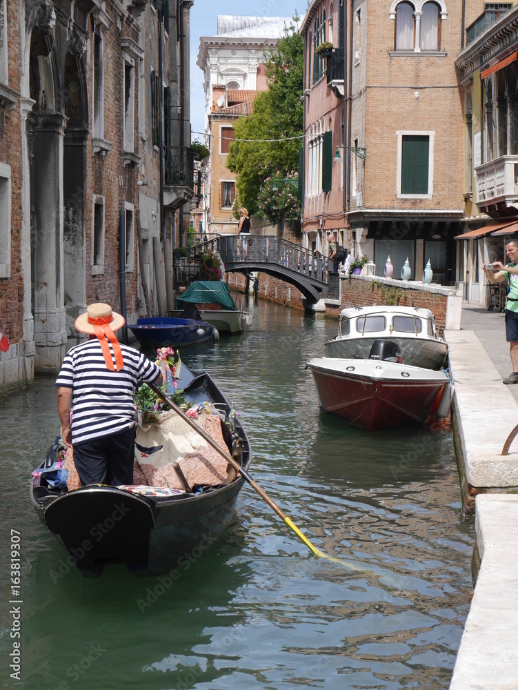 Gondole italienne sur le canal à Venise