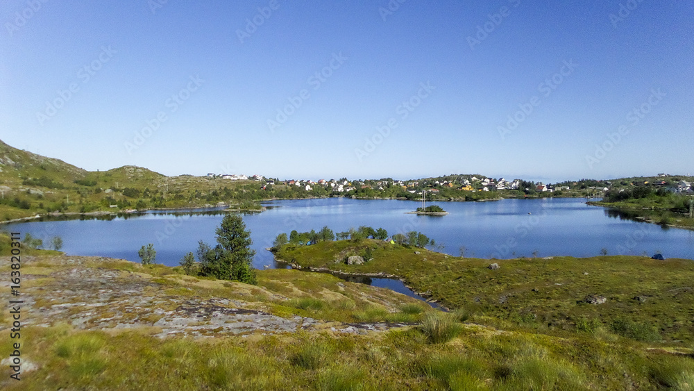 Un lac près d'un village