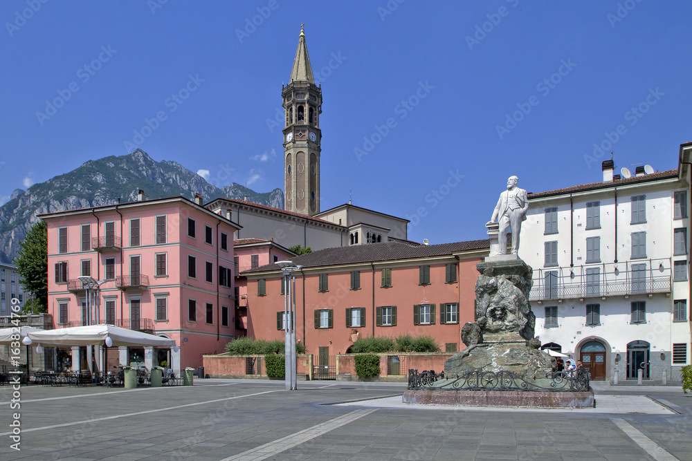 Obraz premium LECCO PIAZZA CERMENATI CON STATUA CAMPANILE BASILICA SAN NICOLO' E MONTE SAN MARTINO LOMBARDIA ITALIA ITALY