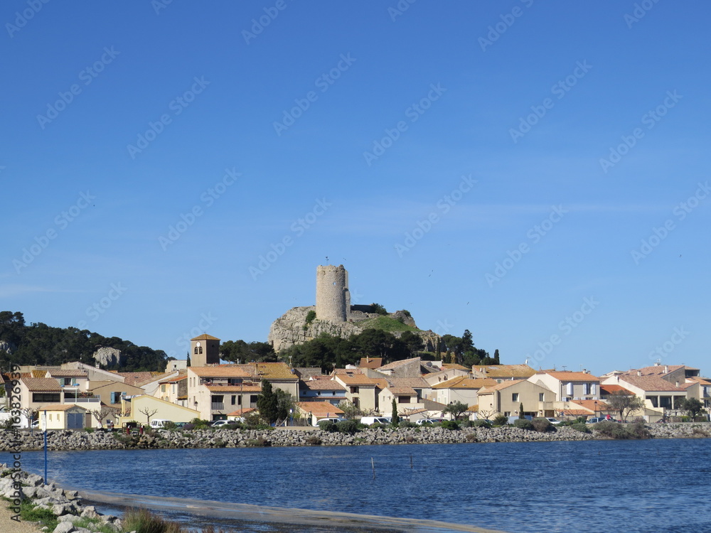 gruissan village avec sa tour barberousse dans la région de Narbonne