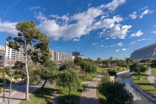 Turia River gardens Jardin del Turia, leisure and sport area. Pedestrian walk way. Valencia, Spain © Pb