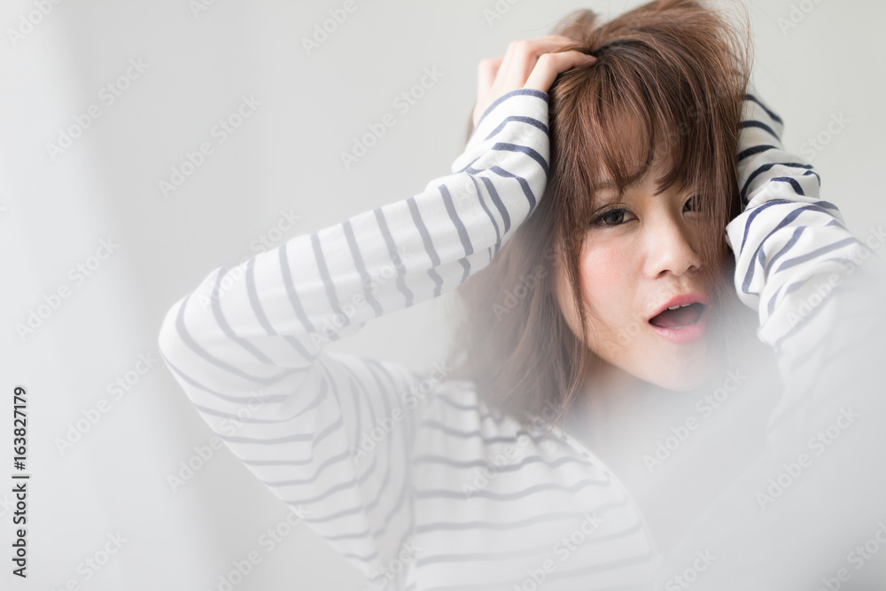 寝起き・女性 寝起き・女性