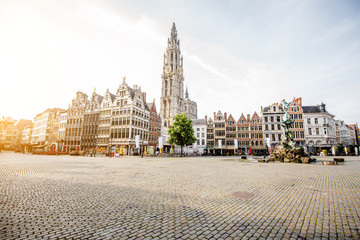 Tableau sur plexiglas Anvers Grote Markt matin calme clocher Anvers Belgique  © rh2010