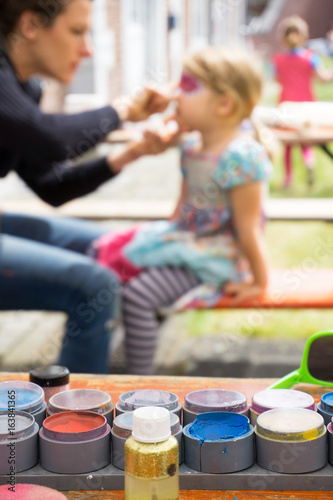 Kinder schminken im Freizeitpark