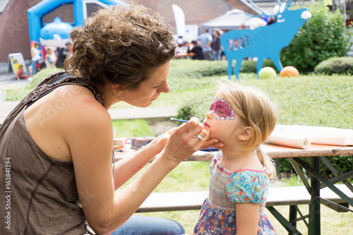 Kleines Mädchen wird geschminkt