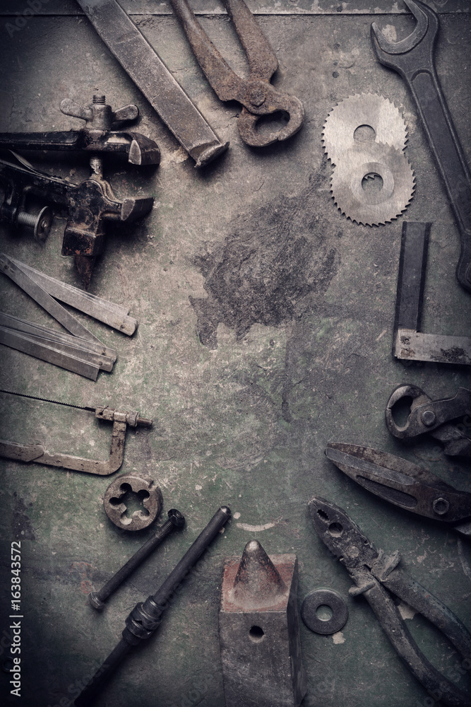 Naklejka premium grungy old tools