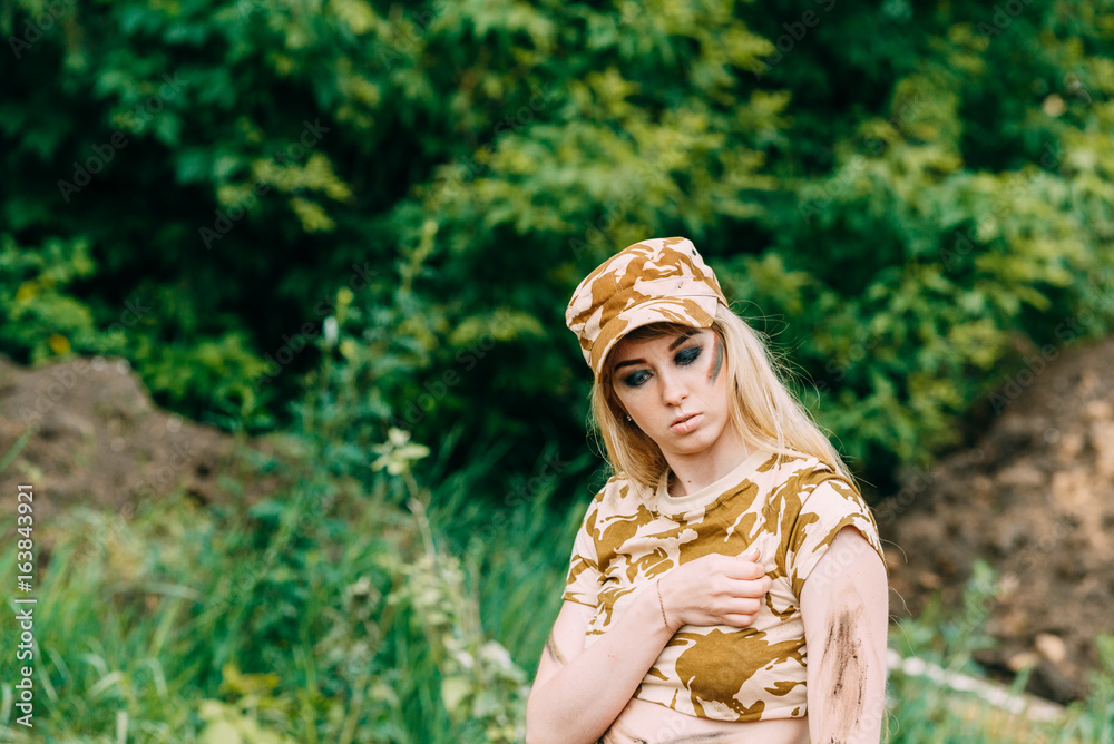 Obraz premium Portrait beautiful woman soldier or private military contractor with rifle. war, army, weapon, technology and people concept