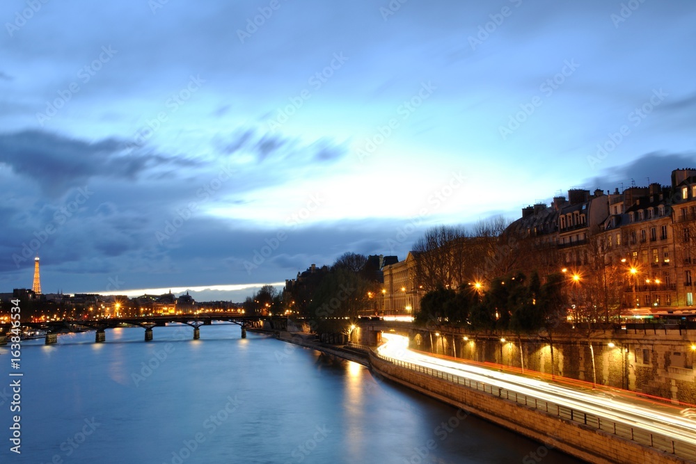 Voie Georges Pompidou & tour Eiffel