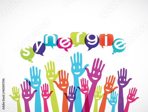 groupe mains souriantes :  synergie