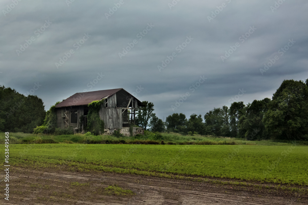 abandoned farmhouse in the countryside