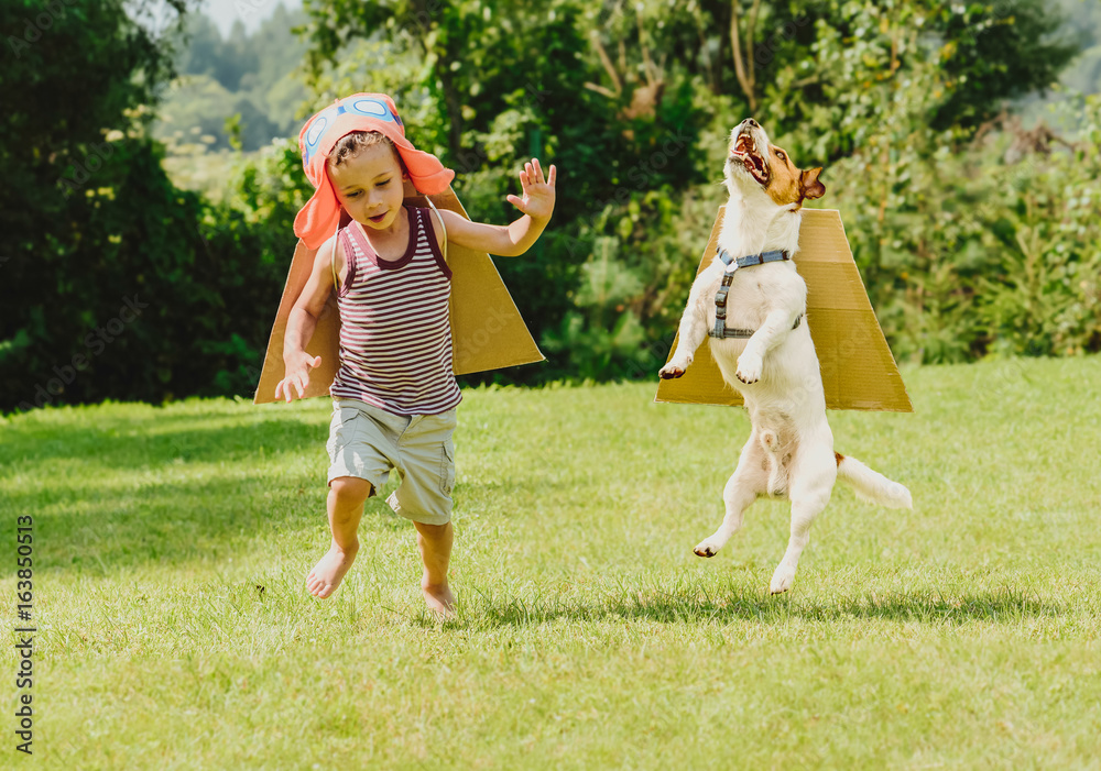 Obraz premium Two friends playing high flyers with cardboard wings