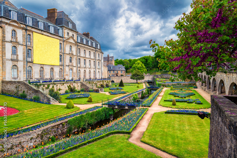 Obraz premium Chateau de l'Hermine is an old fort built in the castle vanished city walls of Vannes, Brittany (Bretagne) France.
