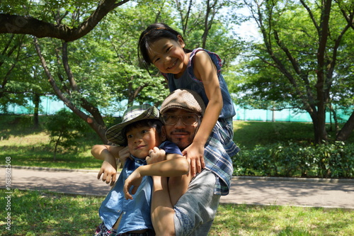 父　子供達　肩車　親子　公園　アジア人　兄弟　家族　木漏れ日　森　ハイキング　育児　家族写真