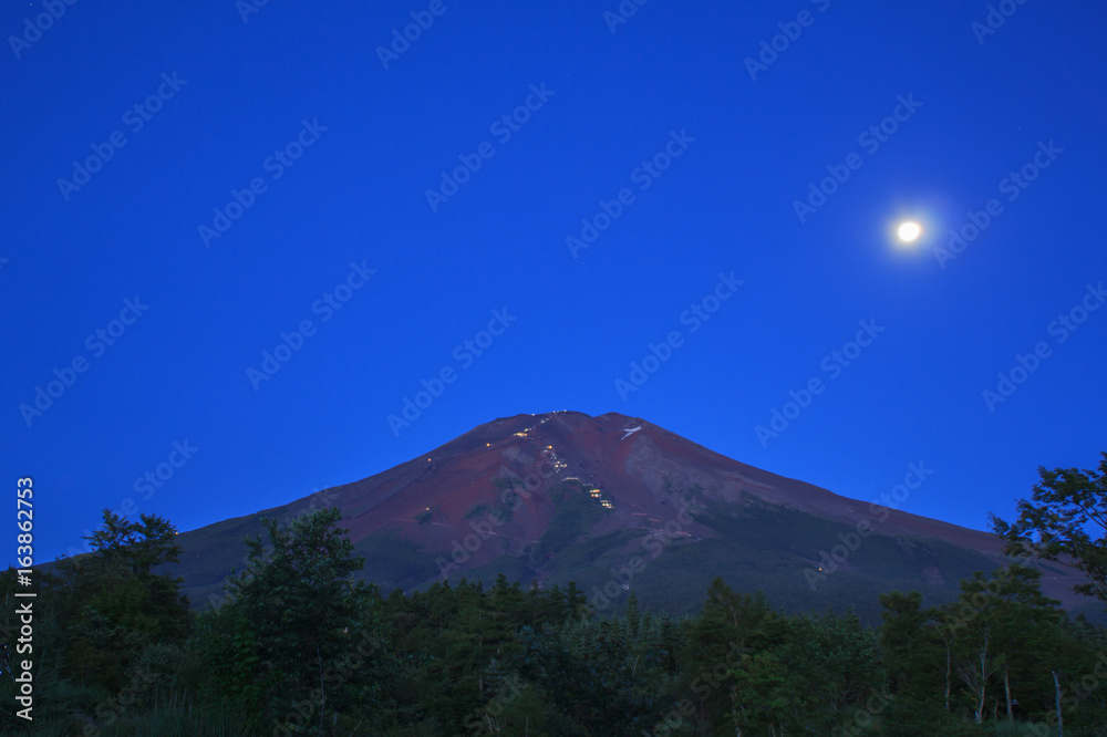 月に照らされる富士山