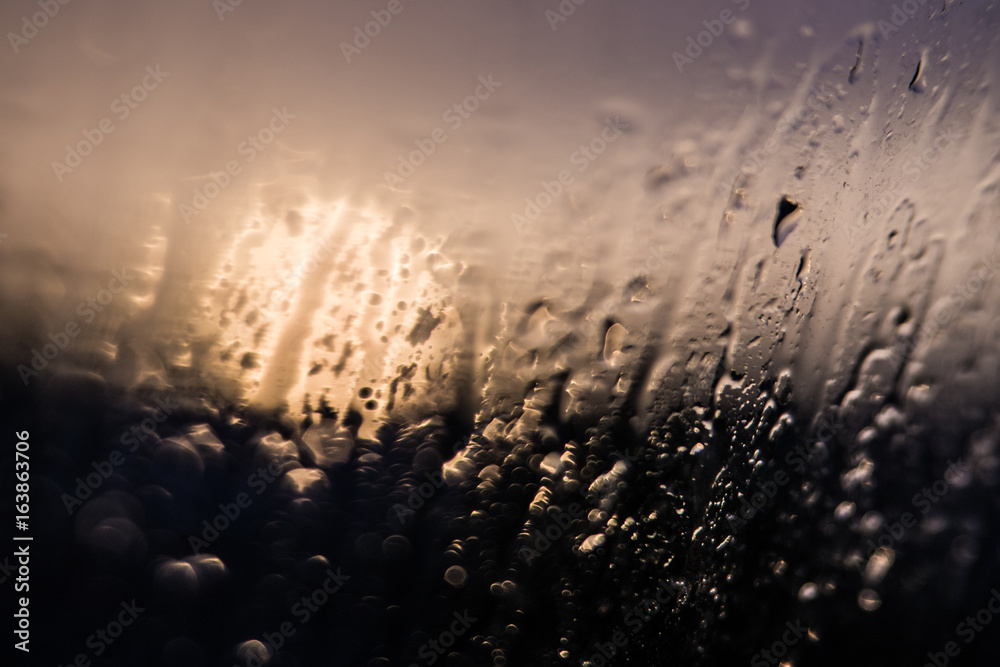 Obraz premium Rain on glass during sunset