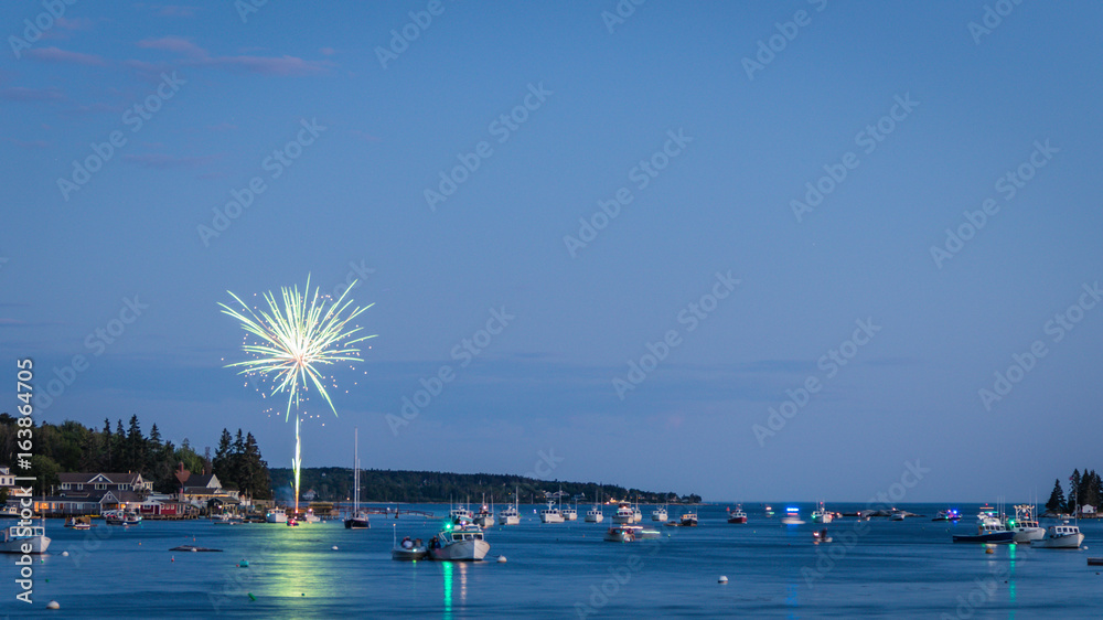 Obraz premium Boothbay Harbor fireworks reflected in the water on the Fourth of July